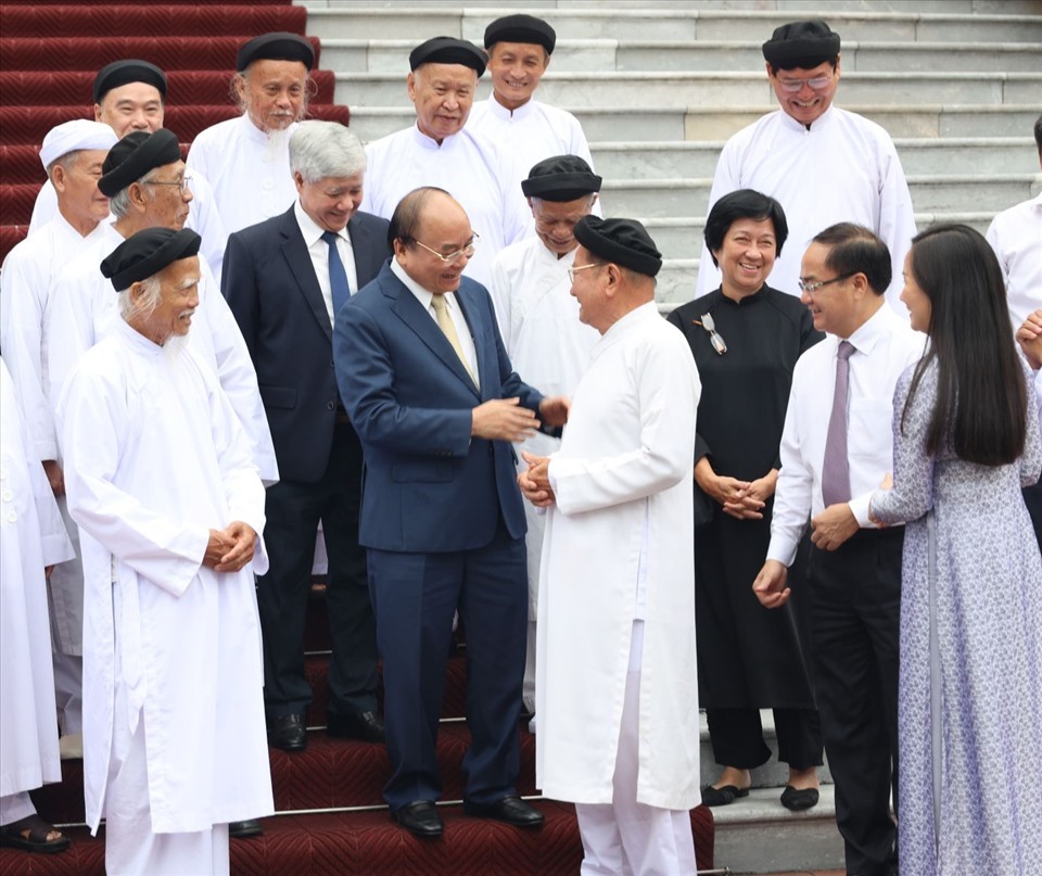 Chủ tịch nước Nguyễn Xuân Phúc trò chuyện với chức sắc các Hội thánh và Tổ chức Cao Đài. Ảnh: Song Minh