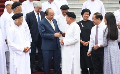 Chủ tịch nước Nguyễn Xuân Phúc trò chuyện với chức sắc các Hội thánh và Tổ chức Cao Đài. Ảnh: Song Minh