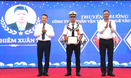 Công đoàn Tổng Công ty Hàng hải Việt Nam tổ chức tôn vinh sỹ quan, thuyền viên tiêu biểu. Ảnh: CĐHH