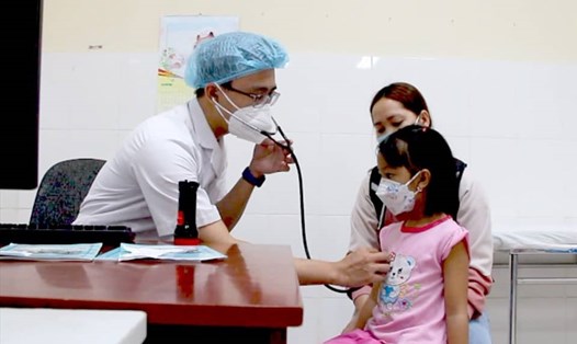 Tại Bệnh viện Nhi Đồng Nai, các bác sĩ, nhân viên y tế phải "gồng gánh" thêm phần việc của những người đã nghỉ việc. Ảnh: Hà Anh Chiến