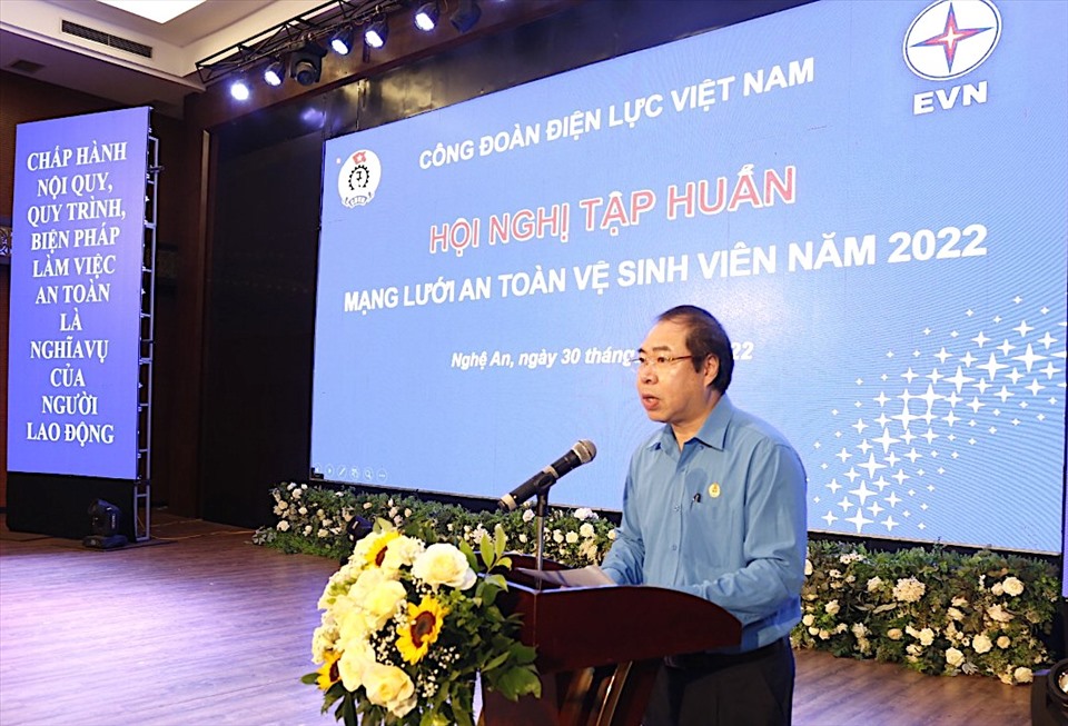 Ông Đỗ Đức Hùng - Chủ tịch Công đoàn Điện lực Việt Nam phát biểu tại hội nghị. Ảnh: CĐĐL