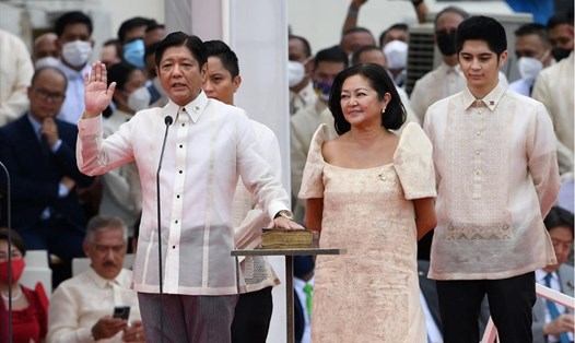 Ông Ferdinand Marcos Jr tuyên thệ nhậm chức tổng thống Philippines trong lễ nhậm chức vào ngày 30.6. Ảnh: AFP