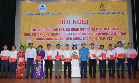 Lãnh đạo Liên đoàn Lao động tỉnh Lào Cai tặng Bằng "Lao động sáng tạo" cho các cá nhân. Ảnh: CTV.
