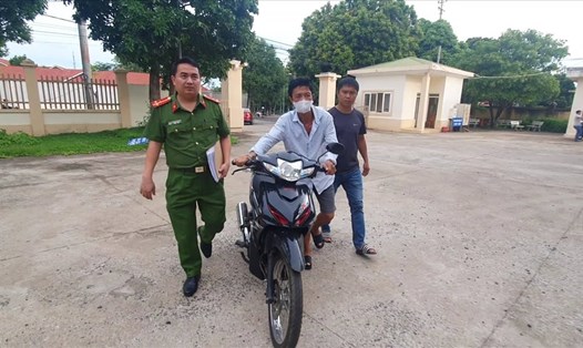Nguyễn Thanh Long bị lực lượng công an bắt giữ. Ảnh: T.X