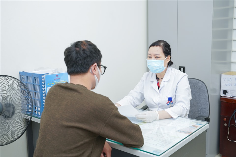 PGS.TS Nguyễn Thị Hoài An, nguyên Trưởng khoa Tai mũi họng trẻ em (Bệnh viện Tai mũi họng Trung ương) - Giám đốc Bệnh viện đa khoa An Việt tư vấn cho người bệnh. Ảnh: Phạm Hải