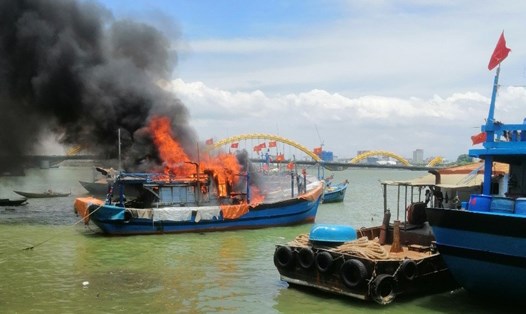 Đang neo đậu trên sông Hàn, 2 tàu cá Đà Nẵng bốc cháy. Ảnh: TC