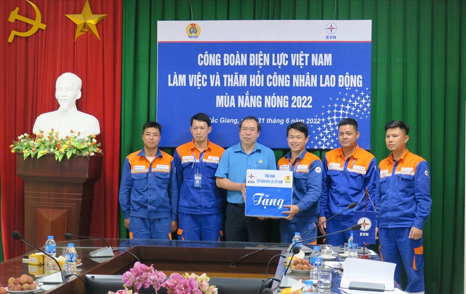 Ông Đỗ Đức Hùng - Chủ tịch Công đoàn Điện lực Việt Nam (thứ 3 từ trái sang) trao hỗ trợ công nhân lao động trong mùa nắng nóng 2022. Ảnh: CĐĐL