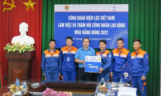 Ông Đỗ Đức Hùng - Chủ tịch Công đoàn Điện lực Việt Nam (thứ 3 từ trái sang) trao hỗ trợ công nhân lao động trong mùa nắng nóng 2022. Ảnh: CĐĐL