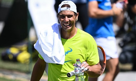 Tay vợt số 4 thế giới Rafael Nadal đấu với Ricardas Berankis ở vòng hai Wimbledon 2022. Ảnh: AFP