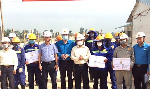 Lãnh đạo Công đoàn Giao thông Vận tải Việt Nam tặng quà công nhân lao động làm việc trực tiếp trên công trường. Ảnh: CĐGT