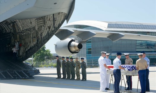 Quân nhân Mỹ thực hiện các nghi thức tại lễ hồi hương hài cốt quân nhân Mỹ lần thứ 150 tại Sân bay Quốc tế Đà Nẵng năm 2019. Ảnh minh họa. Ảnh: Đại sứ quán Mỹ