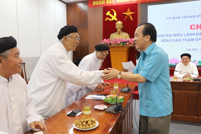 Phó Chủ tịch Ngô Sách Thực thăm hỏi đại biểu lãnh đạo các Hội thánh và tổ chức Cao Đài. Ảnh: Phạm Đông