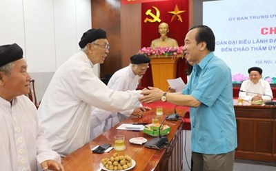 Phó Chủ tịch Ngô Sách Thực thăm hỏi đại biểu lãnh đạo các Hội thánh và tổ chức Cao Đài. Ảnh: Phạm Đông