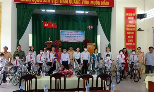 Công đoàn Công an Phòng Cảnh sát giao thông tặng 10 chiếc xe đạp cho học sinh có hoàn cảnh khó khăn. Ảnh: CĐ Công an tỉnh Đồng Tháp.