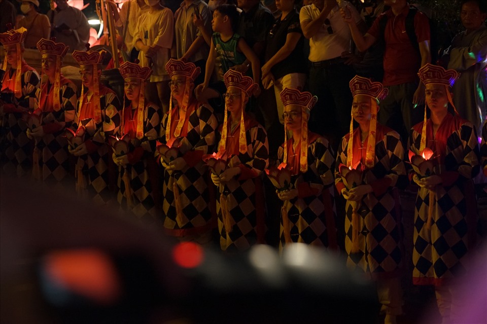 Lễ hội hoa đăng diễn ra trong bầu không khí trang nghiêm, thành kính.
