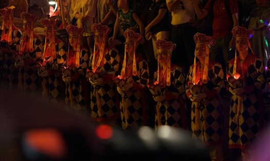 Lễ hội hoa đăng diễn ra trong bầu không khí trang nghiêm, thành kính.
