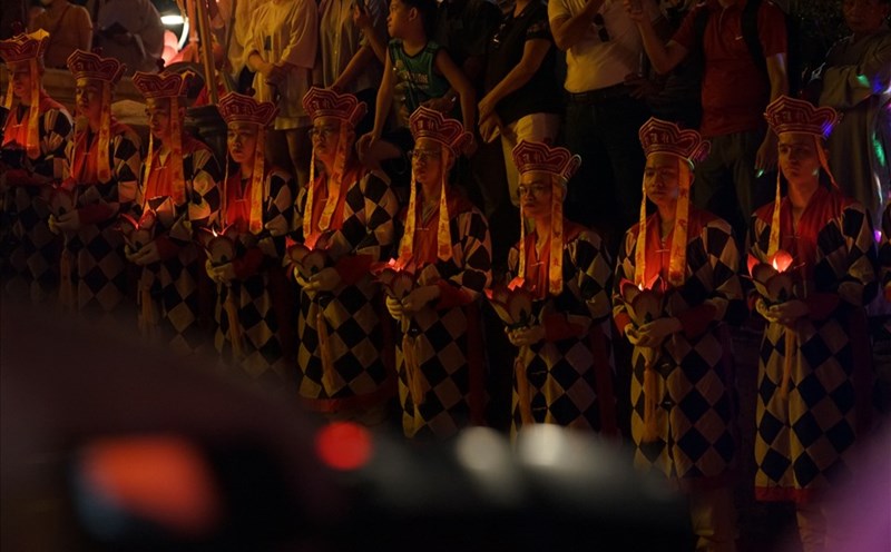 Lễ hội hoa đăng diễn ra trong bầu không khí trang nghiêm, thành kính.