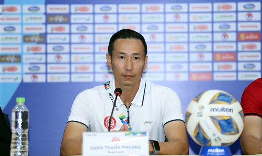 Trợ lý HLV Phùng Thanh Phương của Viettel FC tự hào khi đội giành vé đi tiếp tại AFC Cup 2022. Ảnh: VFF