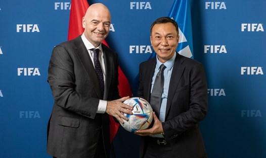 Chủ tịch FIFA Gianni Infantino tiếp quyền chủ tịch VFF Trần Quốc Tuấn tại Paris. Ảnh: VFF
