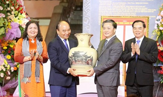 Chủ tịch nước Nguyễn Xuân Phúc trao quà cho tỉnh Bến Tre. Ảnh: T.T