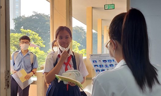 Các thí sinh dự thi tuyển sinh vào lớp 10 Trường Phổ thông Năng khiếu năm học 2022-2023. Ảnh: Huyên Nguyễn