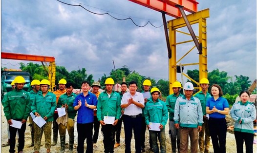 Ông Lê Thanh Hà - Chủ tịch LĐLĐ tỉnh đến thăm và tặng quà cho CNLĐ tại
 Công ty TNHHTM và Xây dựng số 6 Điện Biên.