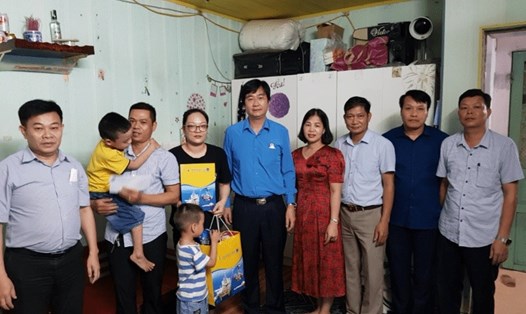 Đoàn công tác do Phó Chủ tịch Công đoàn Dầu khí Việt Nam Nguyễn Mạnh Kha (thứ 5 từ phải sang) dẫn đầu đến thăm hỏi và trao hỗ trợ người lao đông Dầu khí có hoàn cảnh khó khăn. Ảnh: CĐN