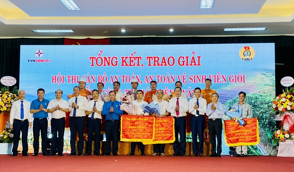 Lãnh đạo Công đoàn Điện lực Việt Nam trao cờ thi đua cho an toàn vệ sinh viên giỏi. Ảnh: CĐĐL