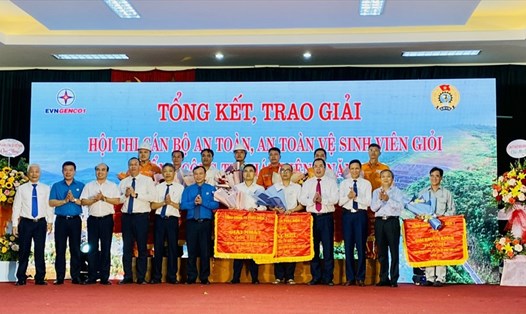 Lãnh đạo Công đoàn Điện lực Việt Nam trao cờ thi đua cho an toàn vệ sinh viên giỏi. Ảnh: CĐĐL