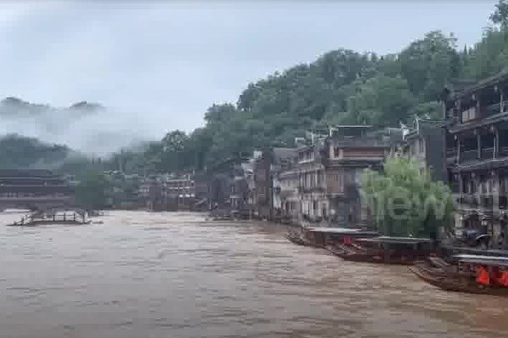 Nhịp sống 24h: Lũ lụt ầm ầm đổ về Phượng Hoàng cổ trấn ở Trung Quốc
