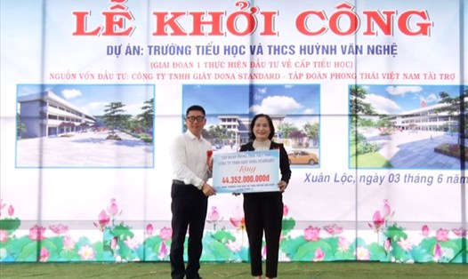 Tại buổi lễ ông Lê Quốc Thanh - Tổng giám đốc điều hành Tập đoàn Phong Thái khu vực Việt Nam đã trao UBND huyện bảng tượng trưng số tiền tài trợ 44 tỷ 352 triệu đồng để xây dựng công trình. Ảnh: Hà Anh Chiến