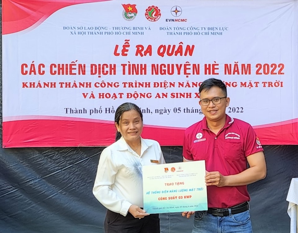 Ông Huỳnh Tấn Khương, trao tặng hệ thống điện mặt trời áp mái cho đại diện Trung tâm Bảo trợ trẻ tàn tật, mồi côi Thị Nghè. Ảnh: Nam Dương