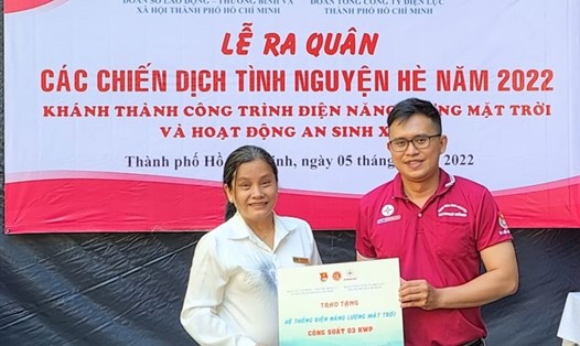 Ông Huỳnh Tấn Khương, trao tặng hệ thống điện mặt trời áp mái cho đại diện Trung tâm Bảo trợ trẻ tàn tật, mồi côi Thị Nghè. Ảnh: Nam Dương