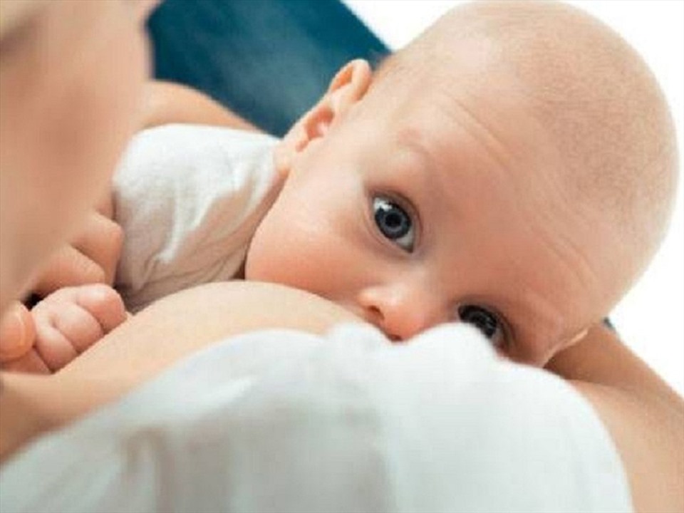 Không nên cho trẻ bú sữa mẹ khi mẹ đang mắc các bệnh như lao, nhiễm trùng huyết. Ảnh: AFP