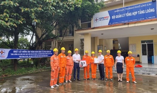 Ban lãnh đạo, Công đoàn thành viên Điện lực thành phố Lào Cai trao tặng các vật dụng thiết yếu xây dựng Bếp ăn Công đoàn tại Đội Quản lí tổng hợp Tằng Lỏong.