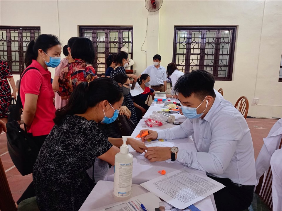 Công đoàn ngành phối hợp với các đơn vị tổ chức tư vấn, xét nghiệm tầm soát ung thư miễn phí cho đoàn viên công đoàn các công đoàn cơ sở trực thuộc trên địa bàn tỉnh. Ảnh CĐGD
