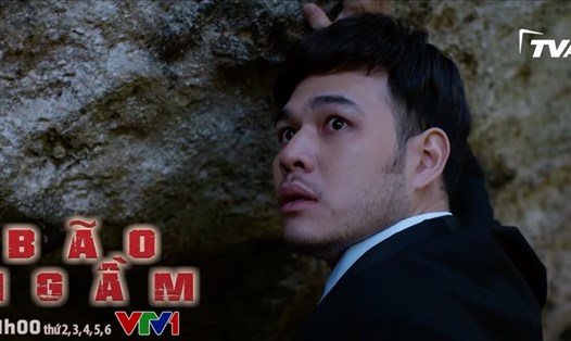 Trong tập 71 "Bão ngầm", bác sĩ Hùng sốc nặng khi phát hiện ra thân phận thật của Hạ Lam. Ảnh: CMH
