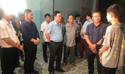 Ông Khuất Việt Hùng, Phó Chủ tịch chuyên trách Uỷ ban ATGT Quốc gia thăm hỏi, động viên anh Hà Ngọc Thanh (ngoài cùng bên phải) nạn nhân duy nhất sống sót trong vụ tai nạn ở Hoà Bình. Ảnh: CTV