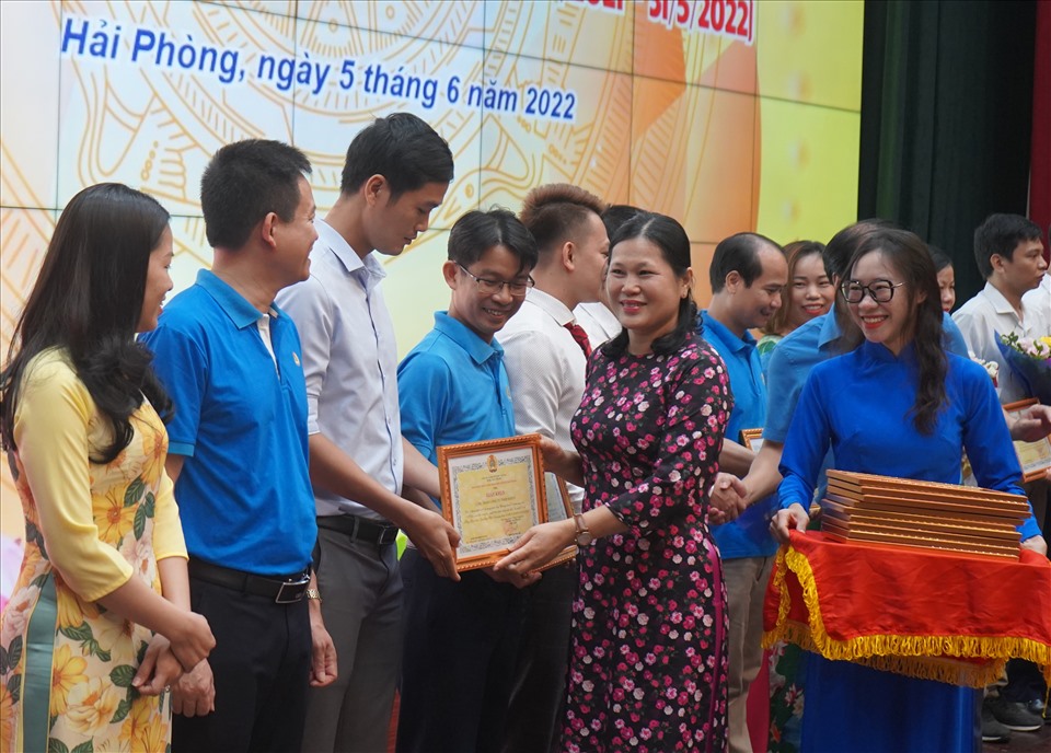 Lãnh đạo Công đoàn Khu kinh tế Hải Phòng khen thưởng các tập thể tham gia chương trình "1 triệu sáng kiến". Ảnh: Mai Dung
