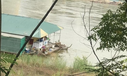 Người dân phát hiện thi thể ông Bàn Văn M. tại bãi bờ sông ở Tuyên Quang.