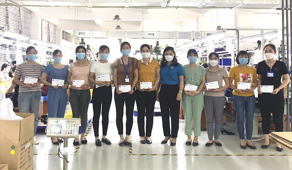 Lãnh đạo LĐLĐ huyện Hải Hậu tặng quà đoàn viên, người lao động có hoàn cảnh khó khăn. Ảnh: CĐNĐ