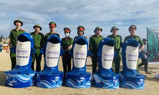 Đoàn Thanh niên Phòng Cảnh sát môi trường Công an tỉnh Hà tĩnh tặng 5 mô hình "cá heo ăn rác" cho xã Thạch Hải. Ảnh: Trần Tuấn.