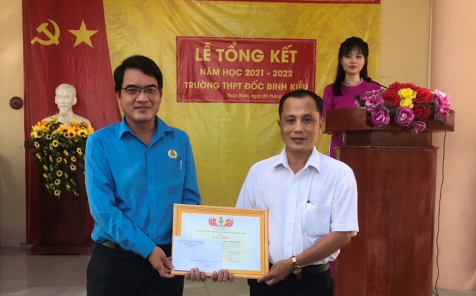 Khen thưởng CĐCS trường THPT Đốc Binh Kiều.