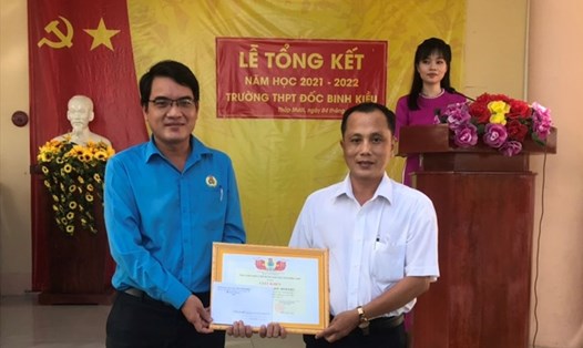 Khen thưởng CĐCS trường THPT Đốc Binh Kiều.