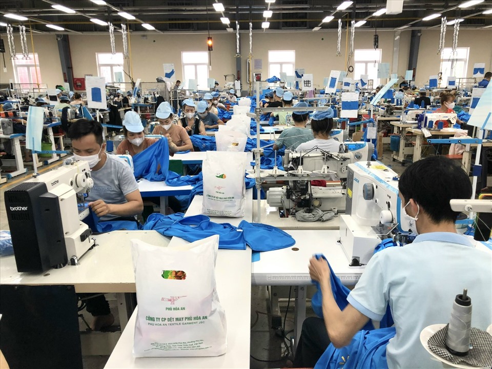 Công ty CP Dệt May Phú Hòa An gửi quà 1-6 cho con người lao động. Ảnh: CĐN