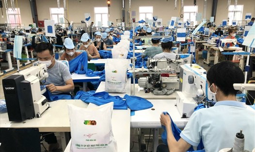 Công ty CP Dệt May Phú Hòa An gửi quà 1-6 cho con người lao động. Ảnh: CĐN