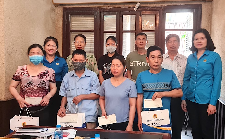 Bà Lê Thị Đức - Phó Chủ tịch Công đoàn Công Thương Việt Nam (bìa phải) - trao quà cho đoàn viên. Ảnh: CĐCT