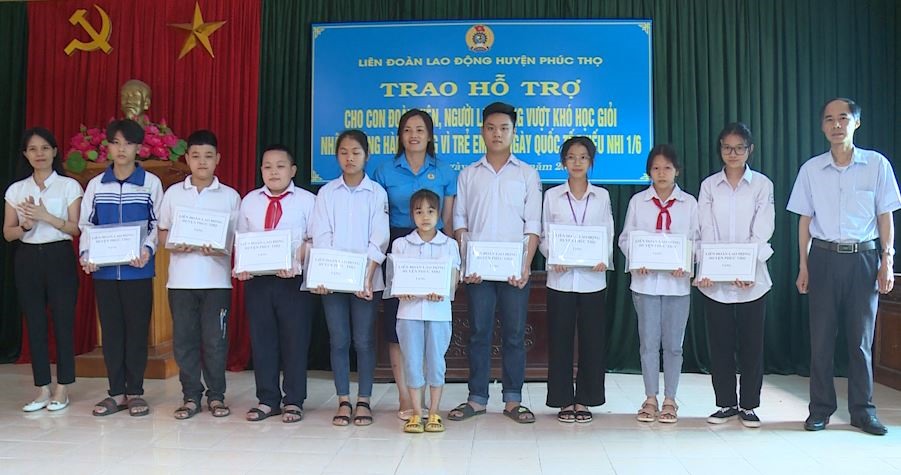 Liên đoàn Lao động huyện Phúc Thọ trao hỗ trợ cho con đoàn viên, công nhân viên chức lao động vượt khó học giỏi. Ảnh: CĐH