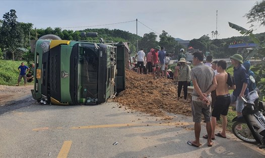 Hiện trường vụ tai nạn khiến 4 người thương vong trên đường Hồ Chí Minh, đoạn qua địa phận huyện Yên Thuỷ, tỉnh Hoà Bình chiều 4.6. Ảnh: M.C