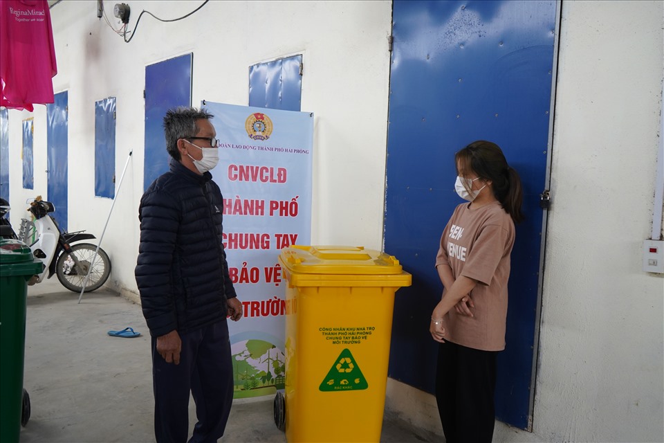 Công nhân nhà trọ ở Hải Phòng gặp khó khăn khi xin thủ tục để hưởng hỗ trợ tiền thuê nhà theo quyết định 08. Ảnh: M.Dung